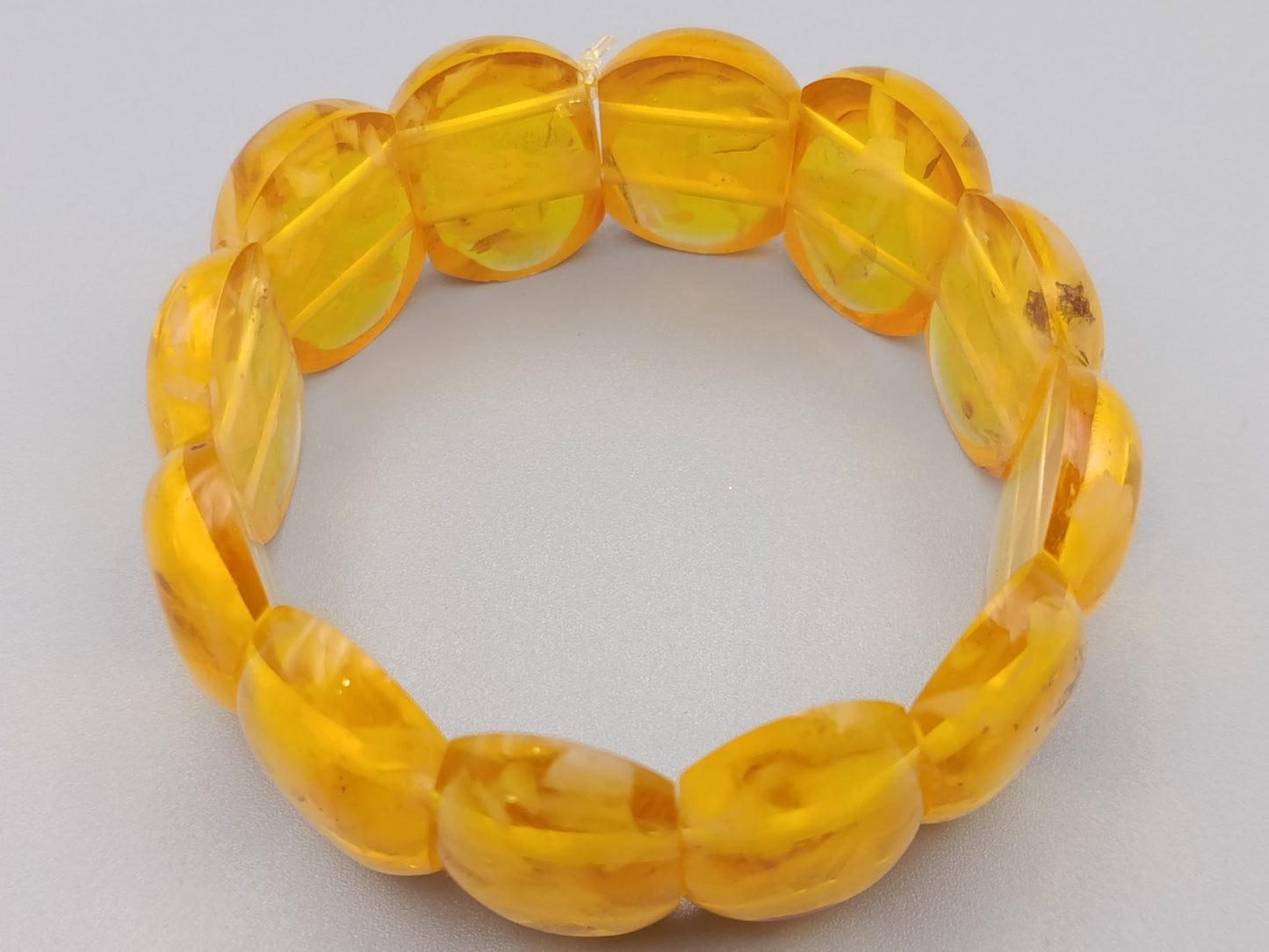 Markantes Bernstein Armband Design in Honiggelb