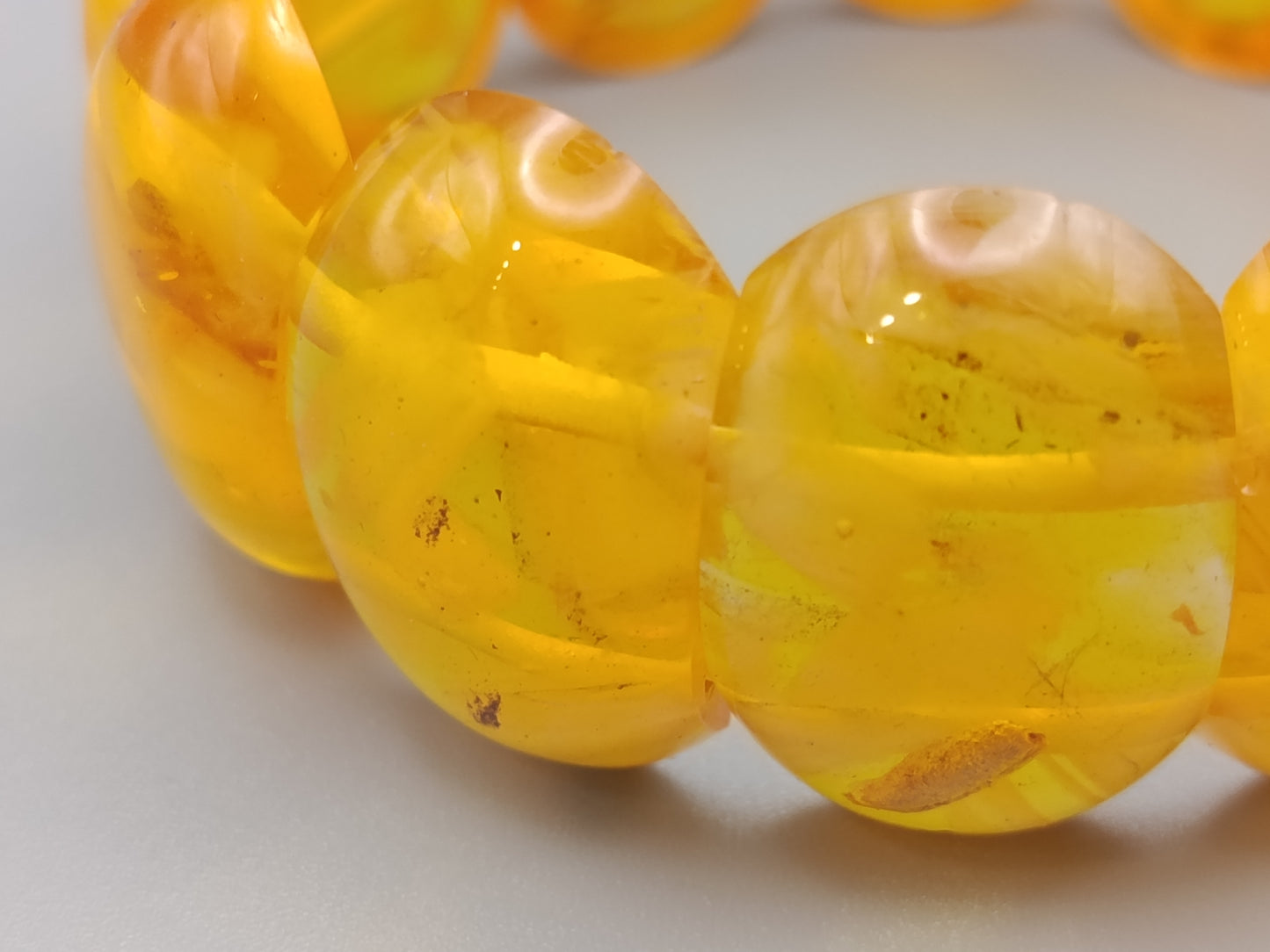 Markantes Bernstein Armband Design in Honiggelb