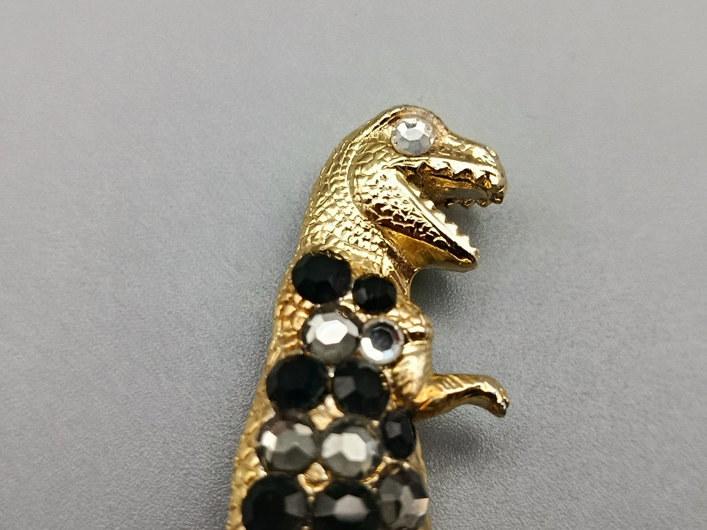 Modische T-Rex Dinosaurier Brosche in Goldoptik