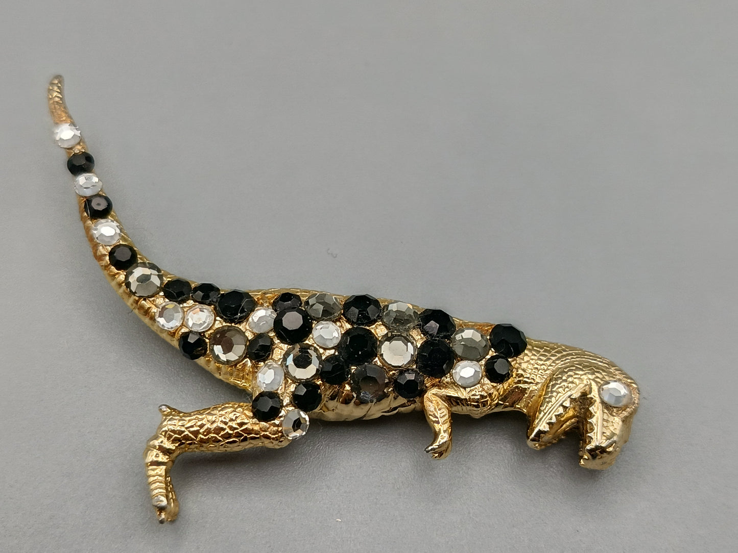 Modische T-Rex Dinosaurier Brosche in Goldoptik