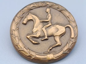 Antike Reiter Brosche in Bronzeoptik Pferdemotiv