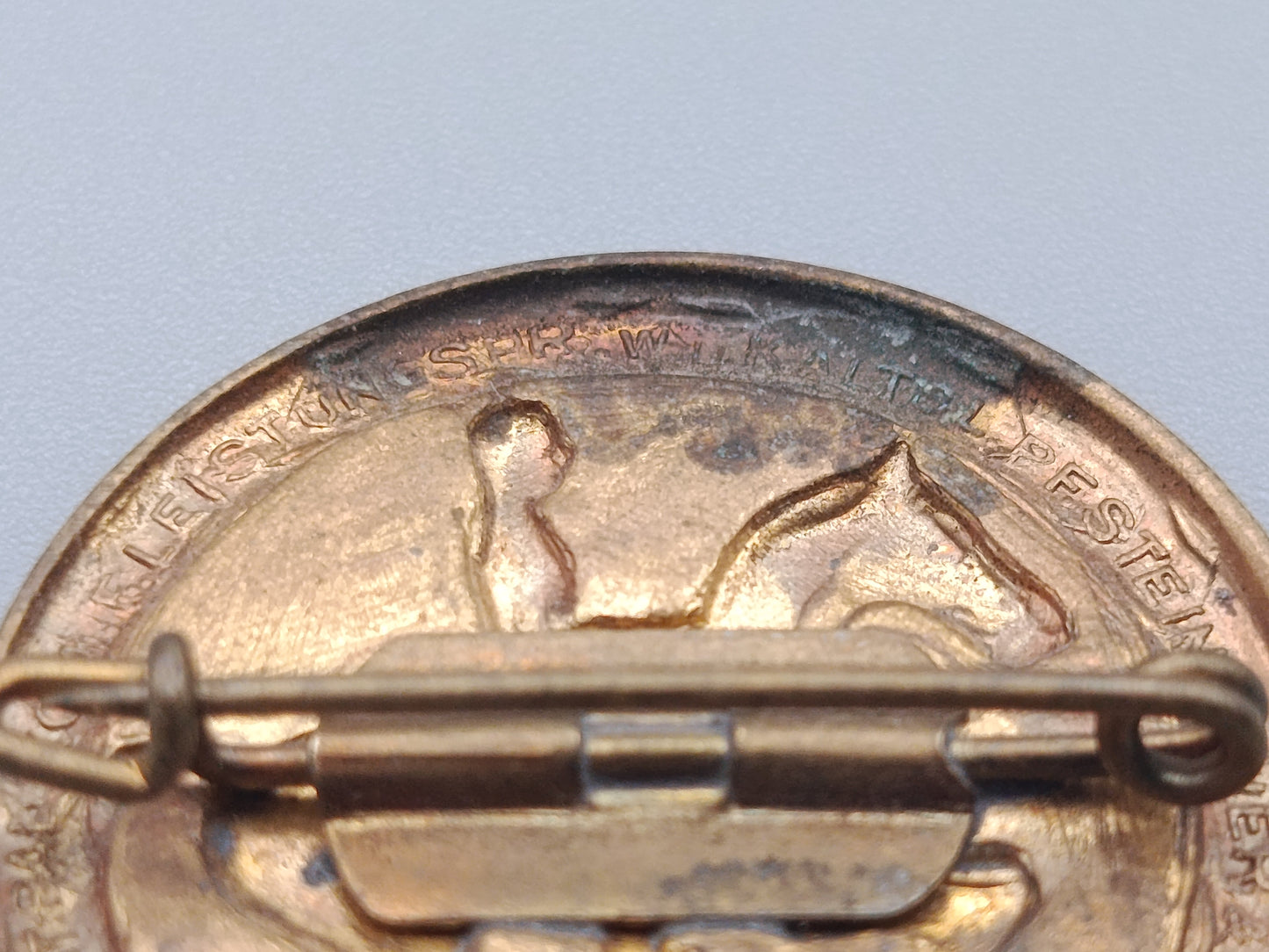 Antike Reiter Brosche in Bronzeoptik Pferdemotiv