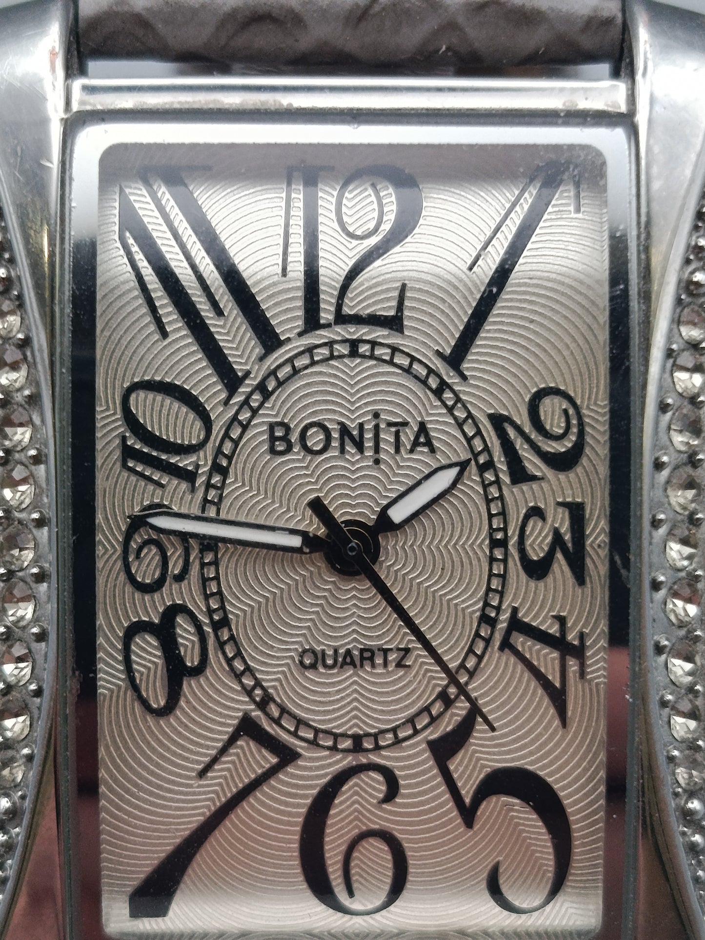 Elegante Bonita Damen Uhr Design mit Strass Besatz