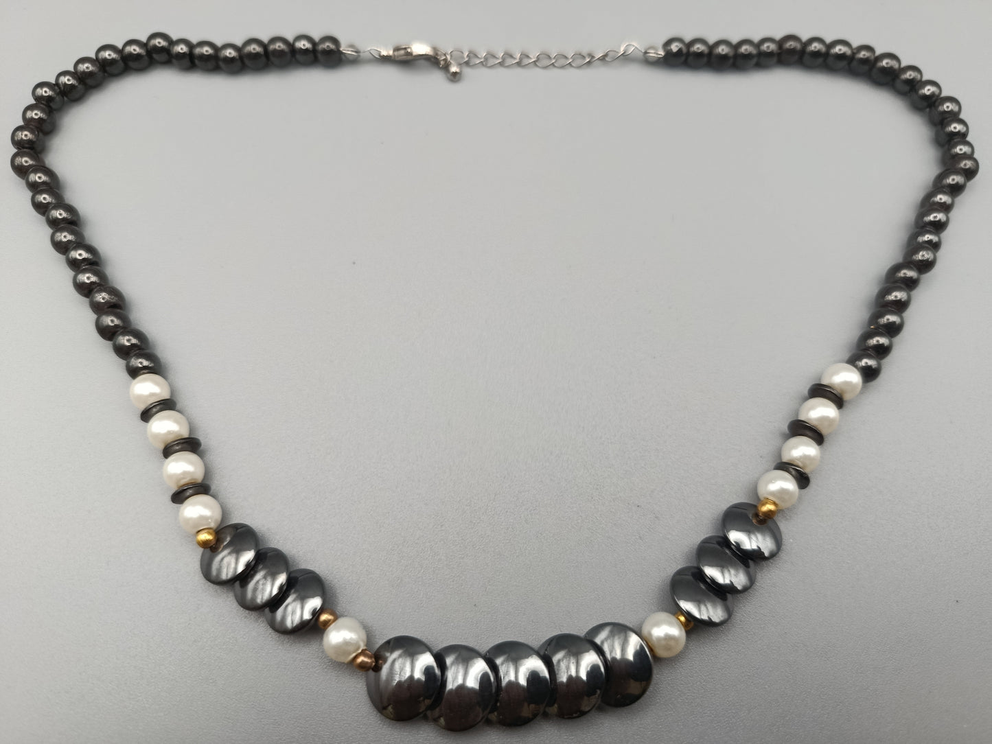 Elegante Hämatit Kette mit Perlen Akzenten