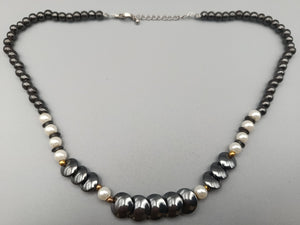 Elegante Hämatit Kette mit Perlen Akzenten
