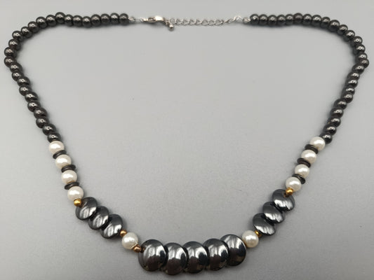 Elegante Hämatit Kette mit Perlen Akzenten