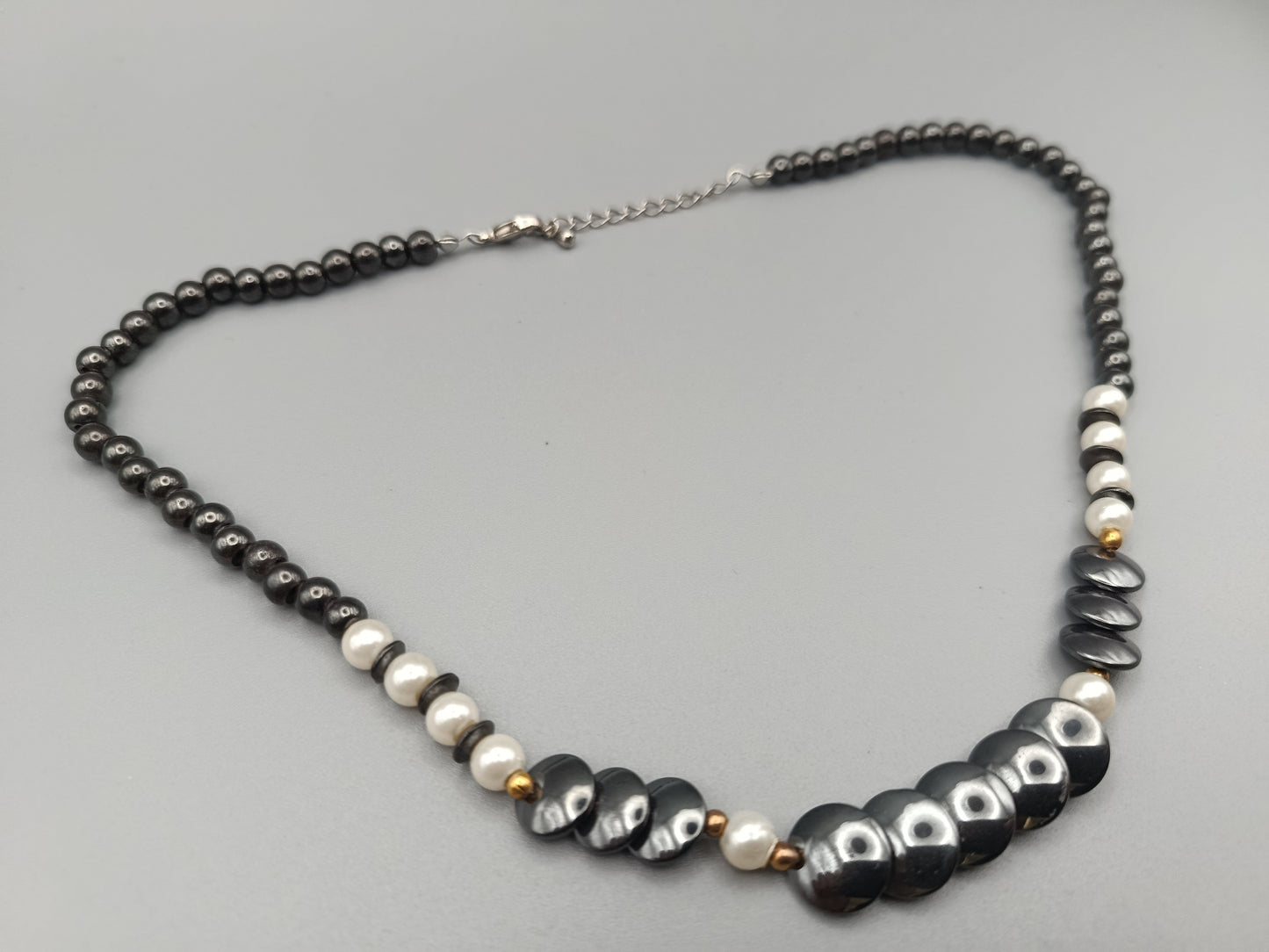 Elegante Hämatit Kette mit Perlen Akzenten