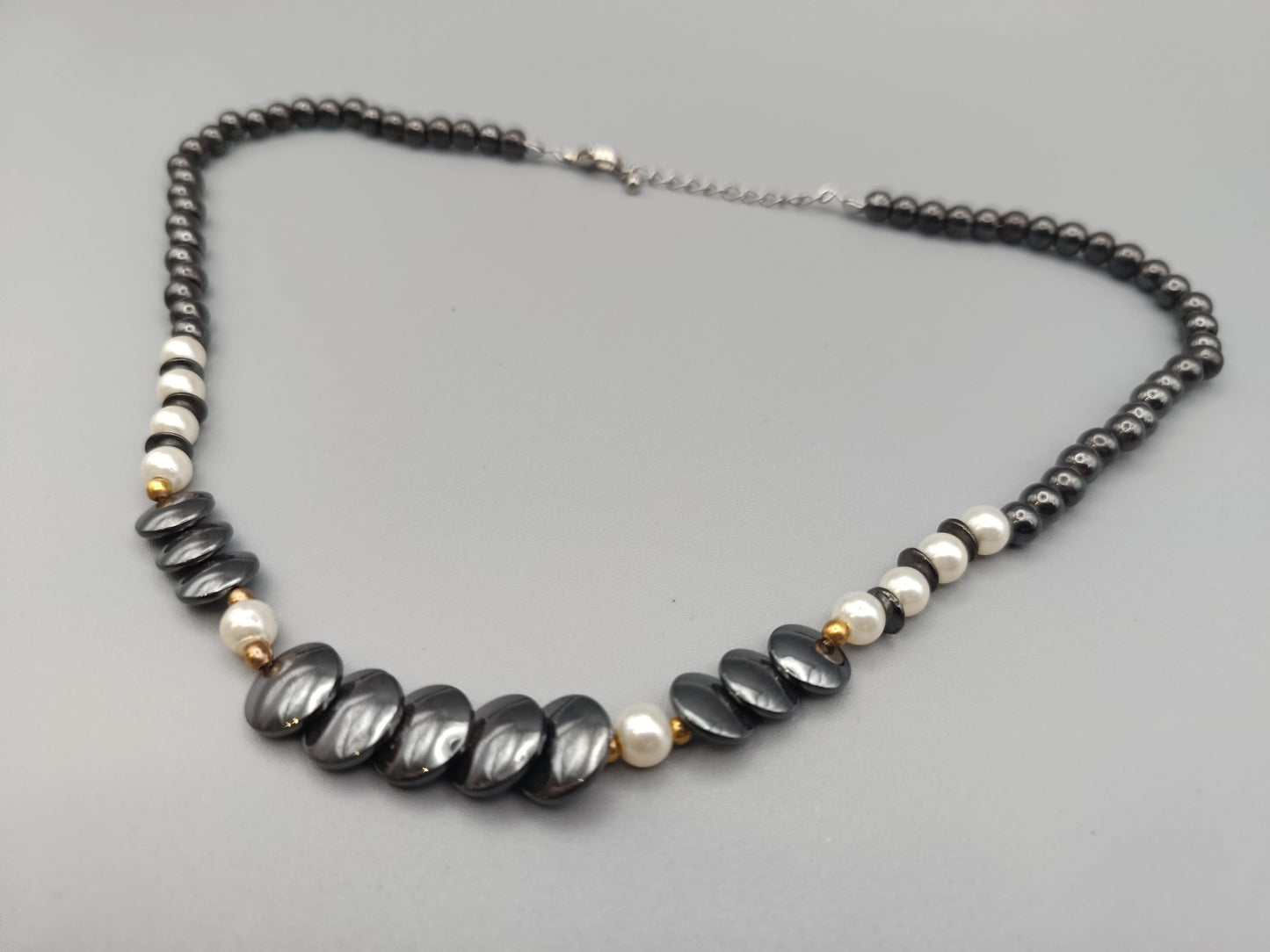 Elegante Hämatit Kette mit Perlen Akzenten