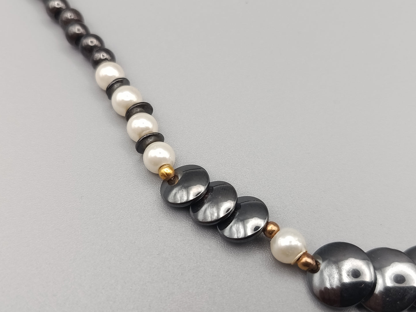 Elegante Hämatit Kette mit Perlen Akzenten