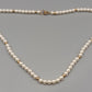 Klassische Perlen Kette mit Goldakzenten