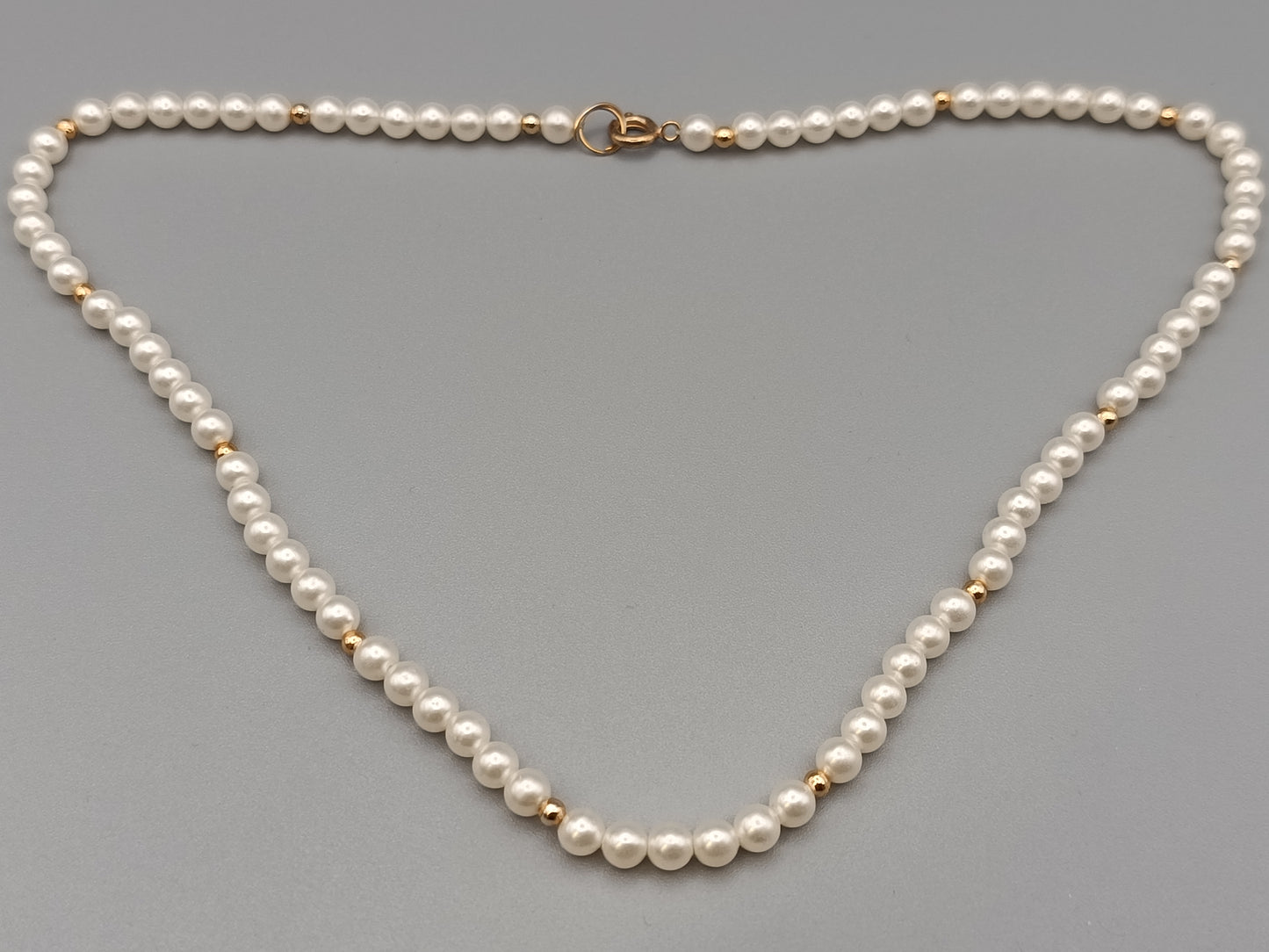 Klassische Perlen Kette mit Goldakzenten