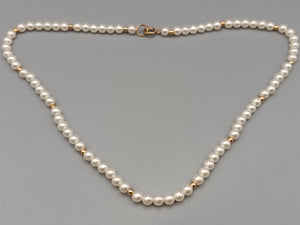 Klassische Perlen Kette mit Goldakzenten