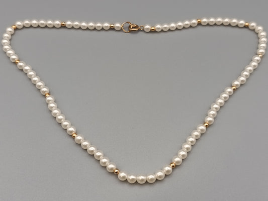 Klassische Perlen Kette mit Goldakzenten