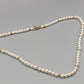 Klassische Perlen Kette mit Goldakzenten