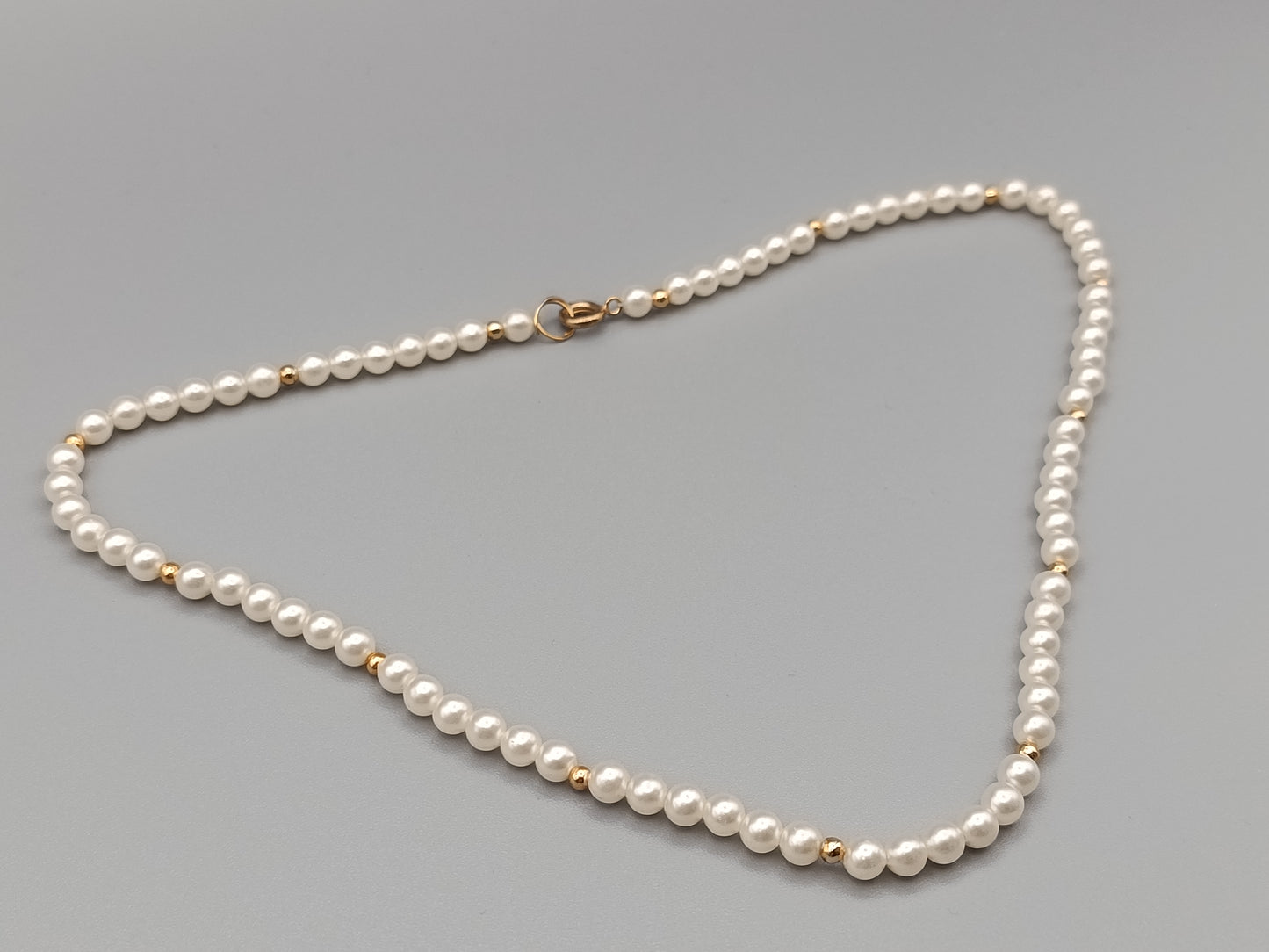 Klassische Perlen Kette mit Goldakzenten