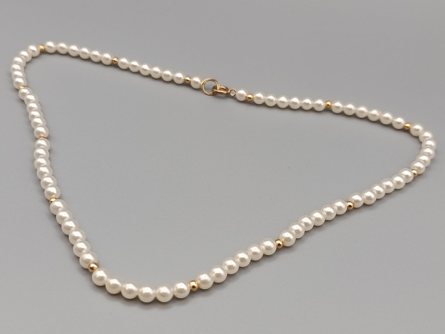 Klassische Perlen Kette mit Goldakzenten