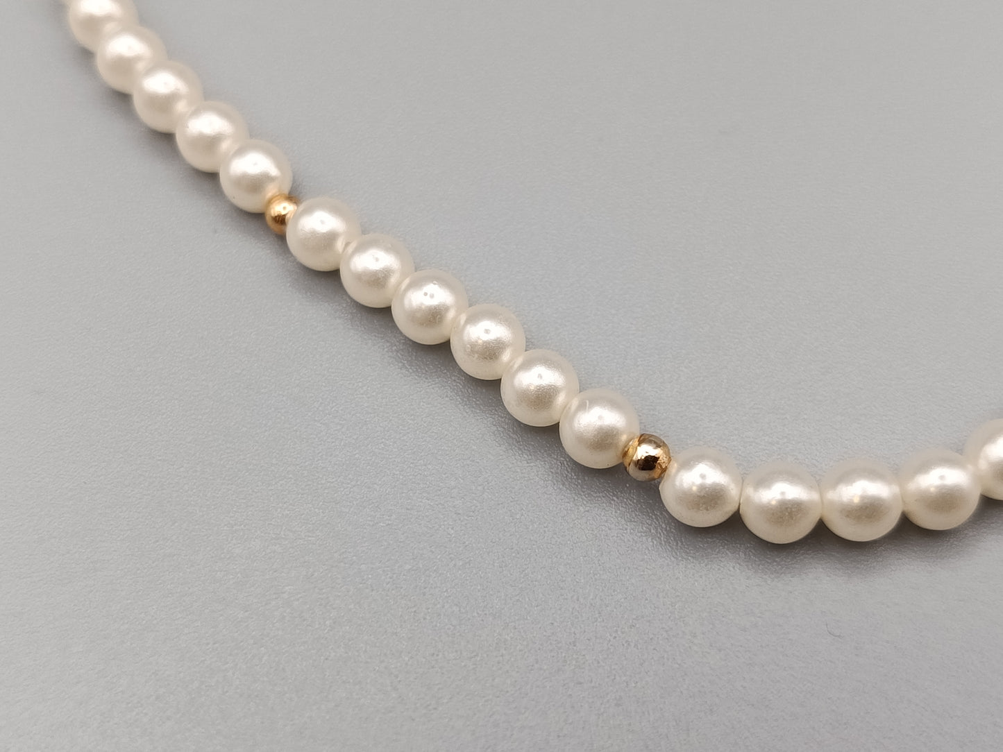 Klassische Perlen Kette mit Goldakzenten