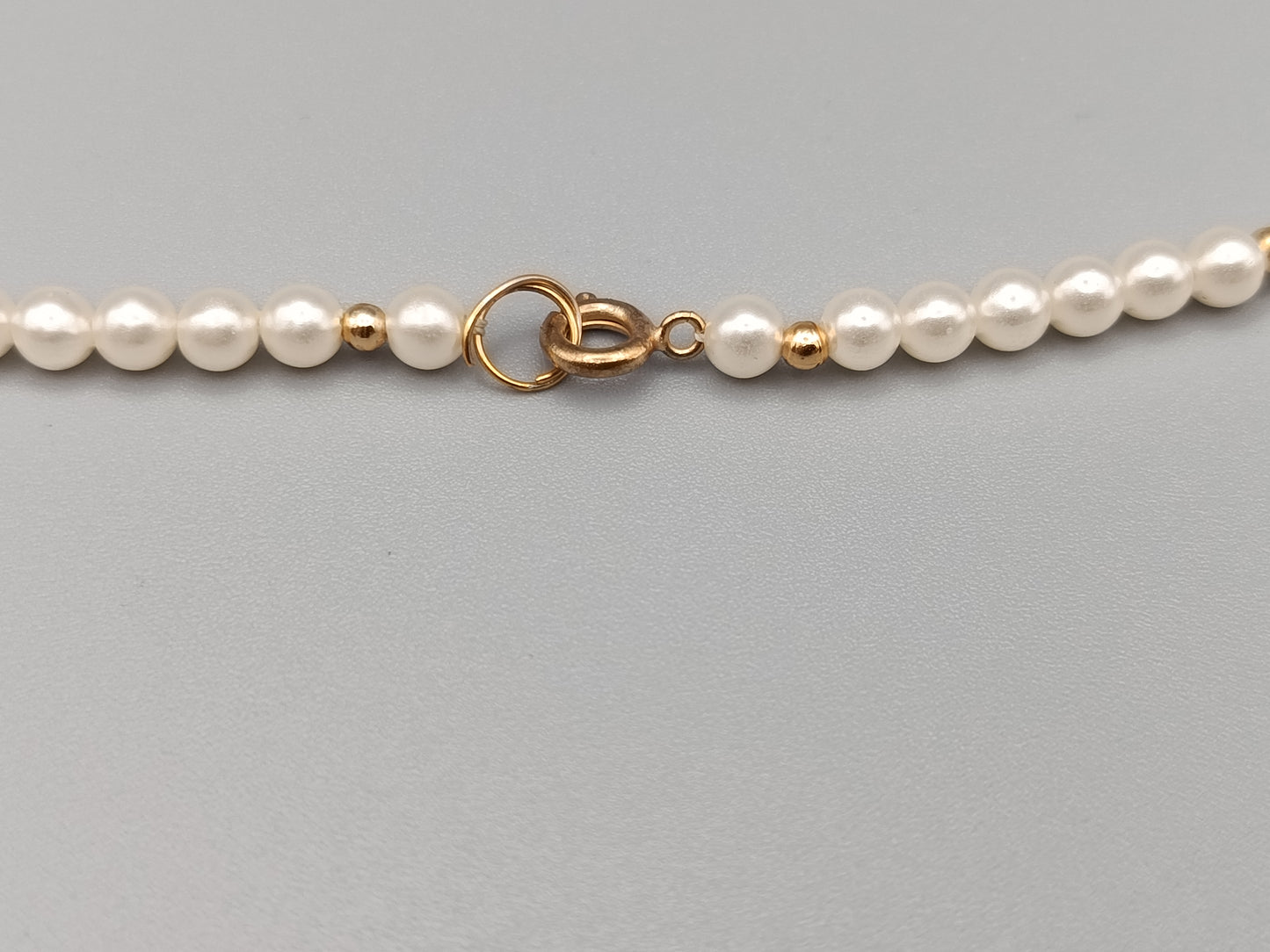 Klassische Perlen Kette mit Goldakzenten