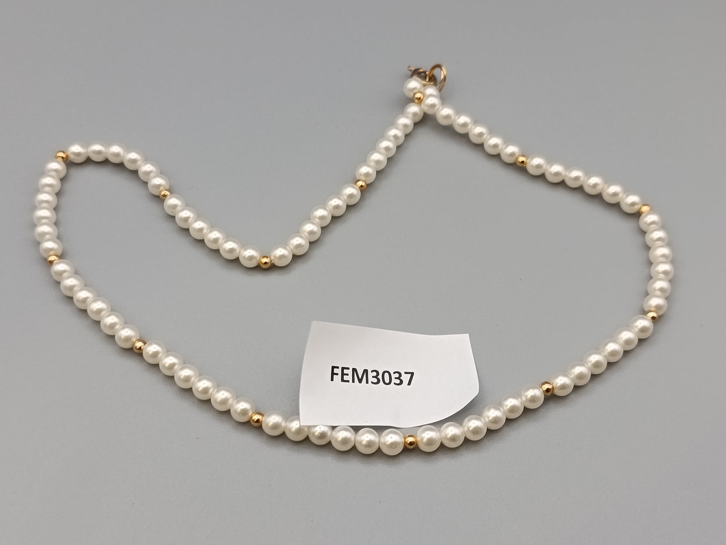 Klassische Perlen Kette mit Goldakzenten