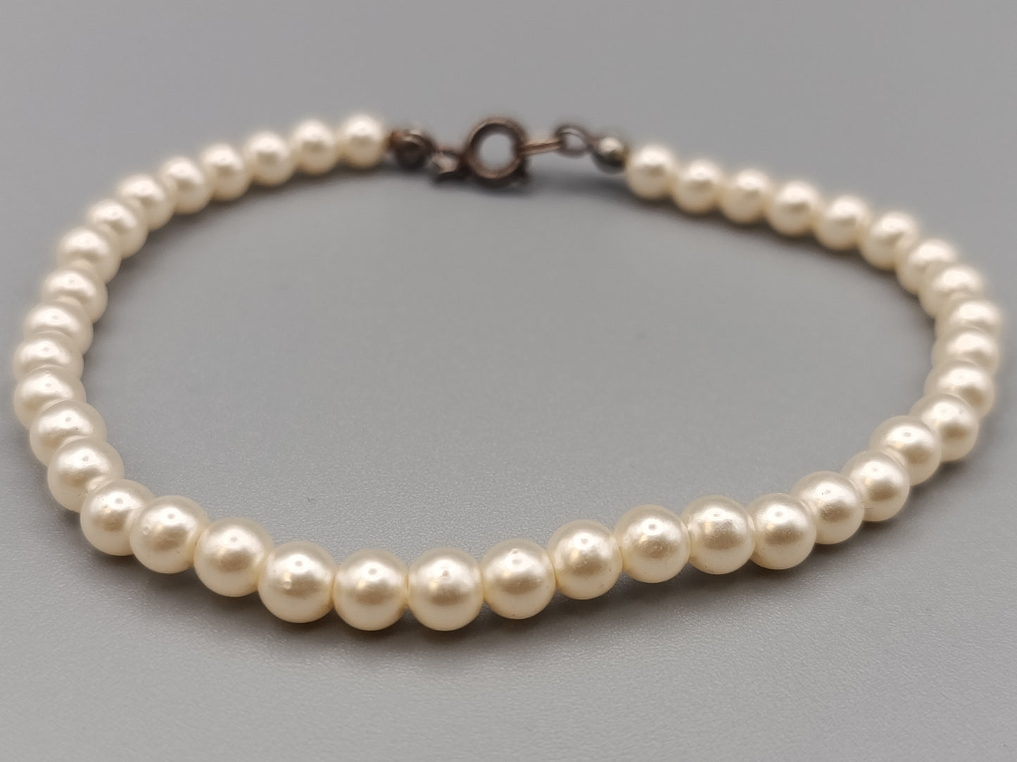 Klassisches Perlen Armband in Weiß Elegantes