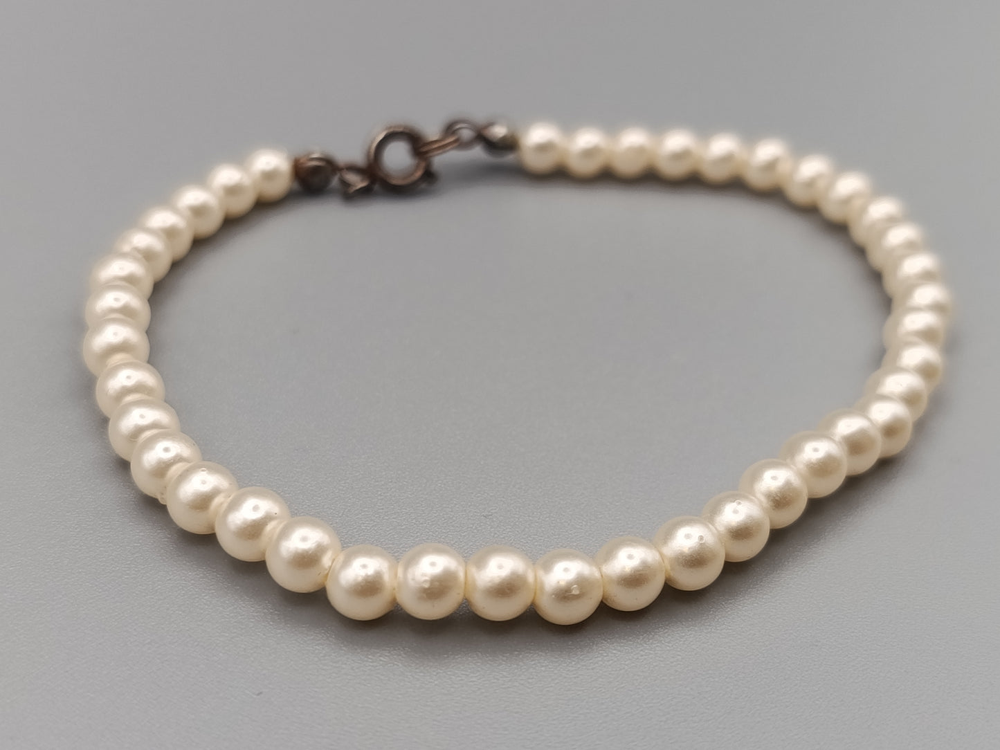 Klassisches Perlen Armband in Weiß Elegantes