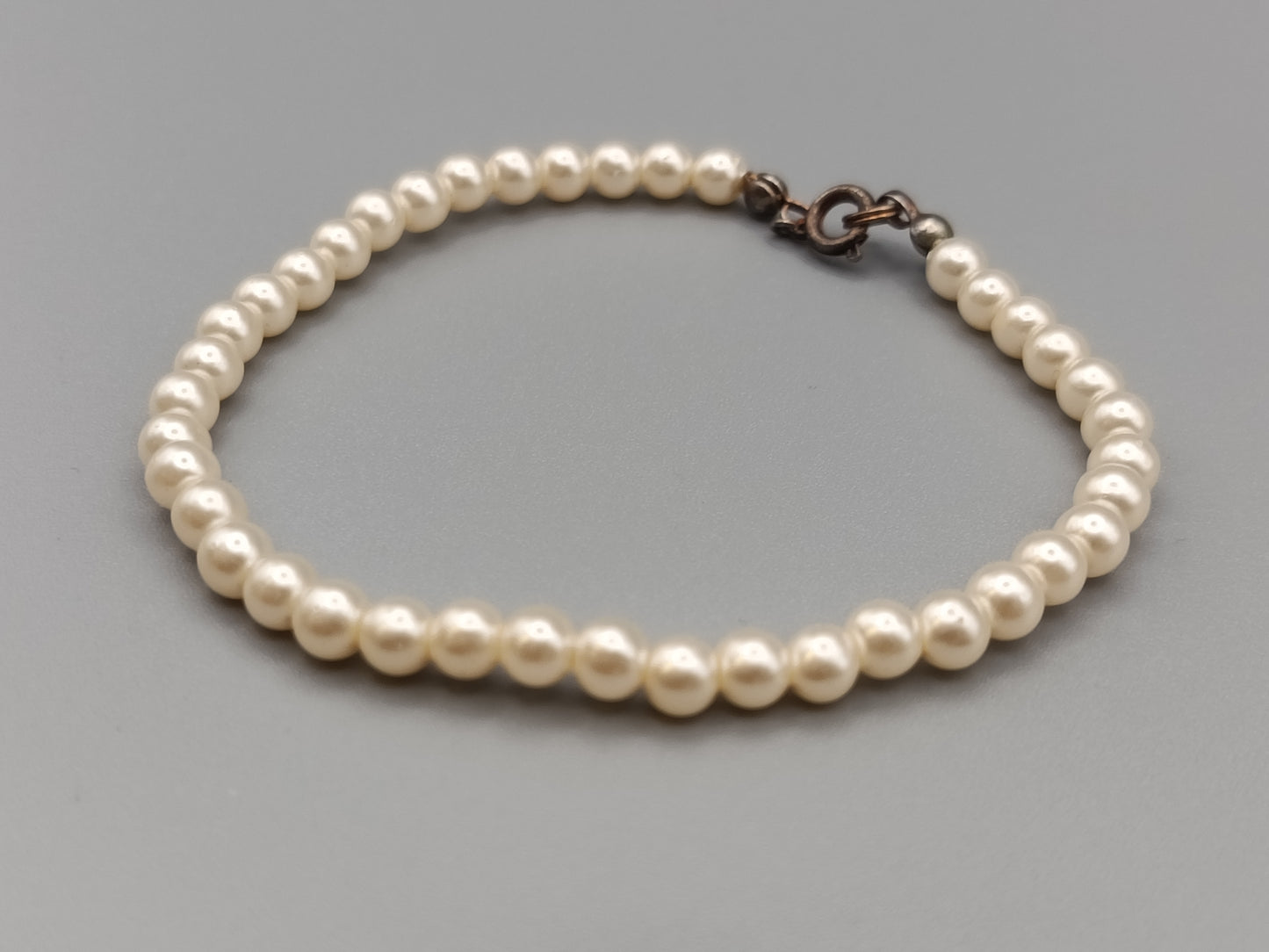 Klassisches Perlen Armband in Weiß Elegantes