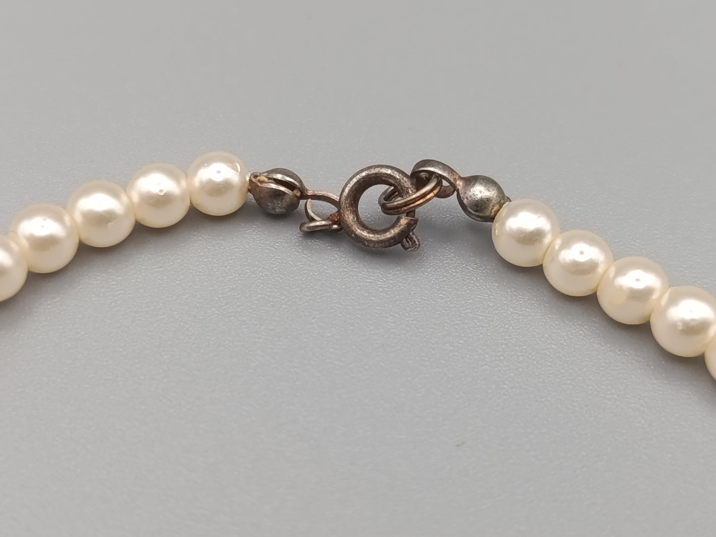 Klassisches Perlen Armband in Weiß Elegantes