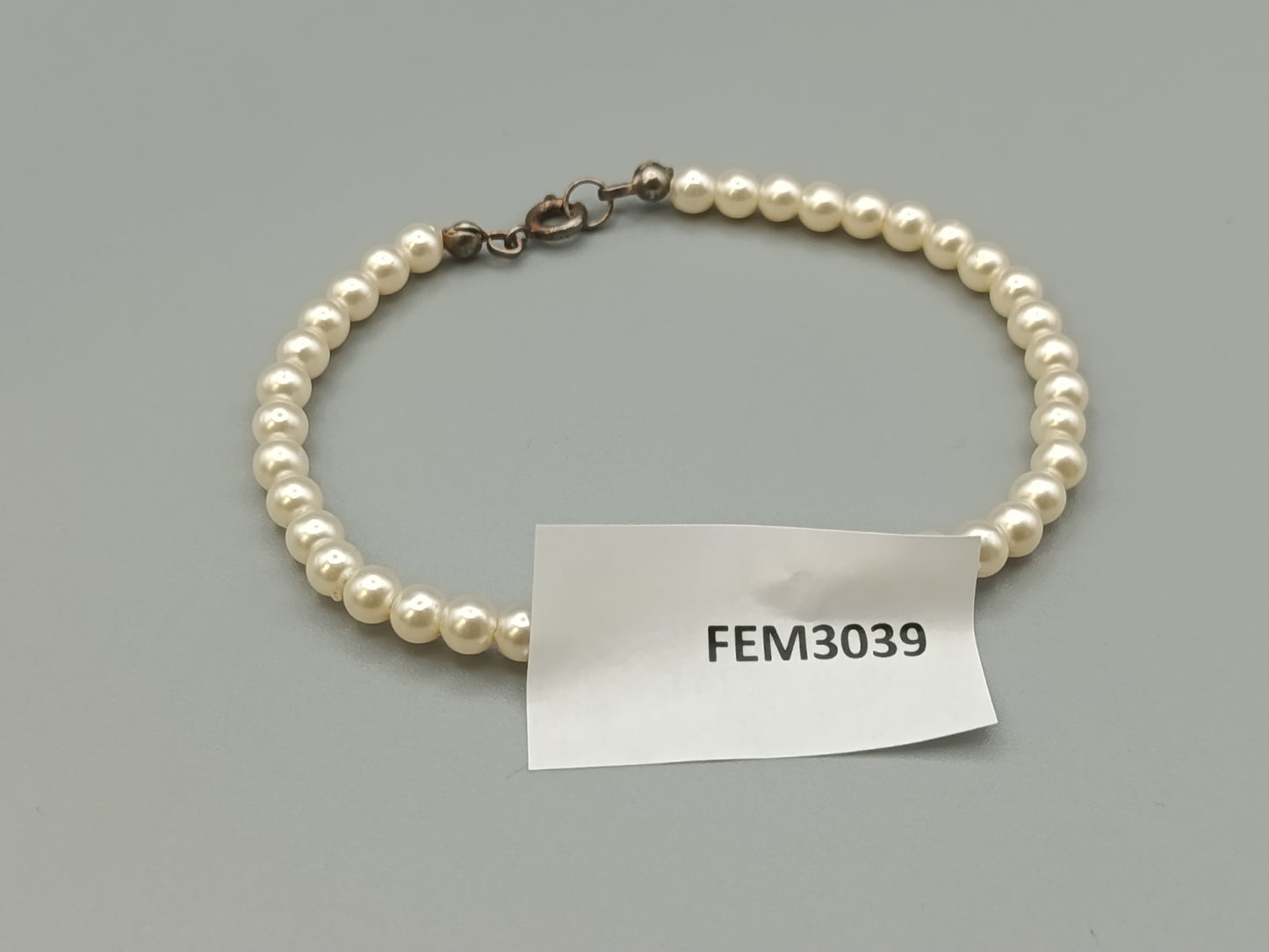 Klassisches Perlen Armband in Weiß Elegantes