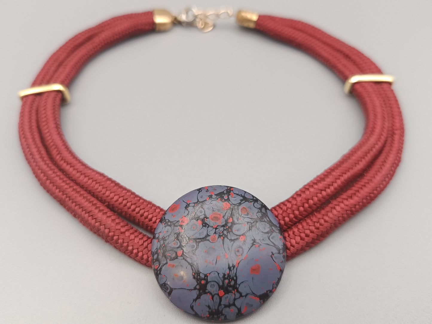 Moderne Kordelkette mit Designer Anhänger