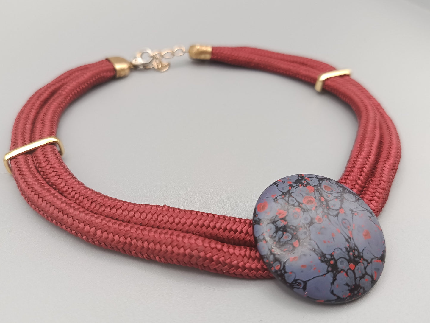Moderne Kordelkette mit Designer Anhänger