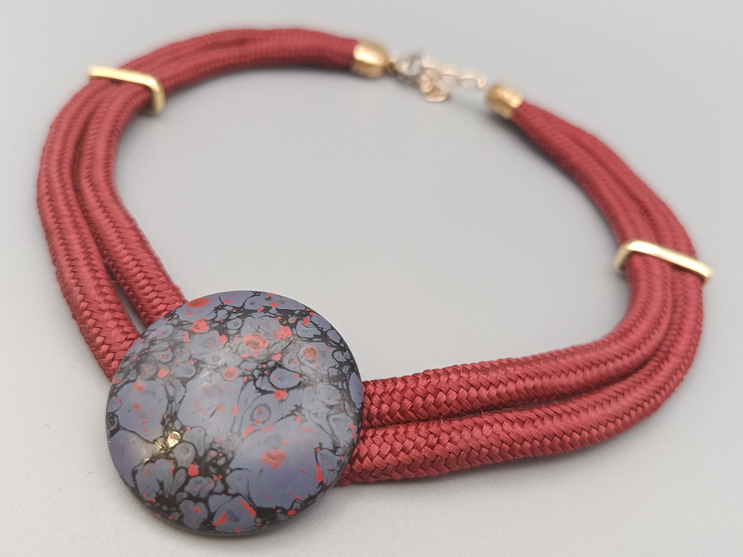 Moderne Kordelkette mit Designer Anhänger