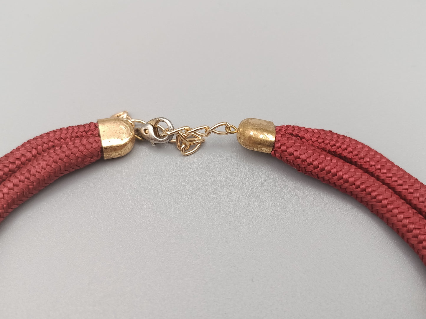 Moderne Kordelkette mit Designer Anhänger