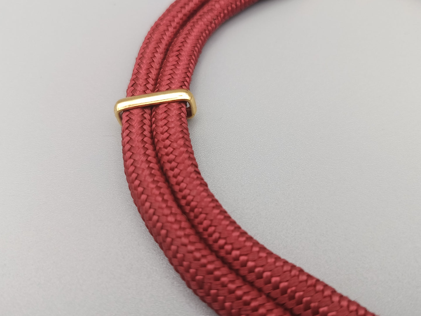 Moderne Kordelkette mit Designer Anhänger