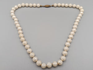 Klassische Perlen Kette in Weiß Vintage Schließe