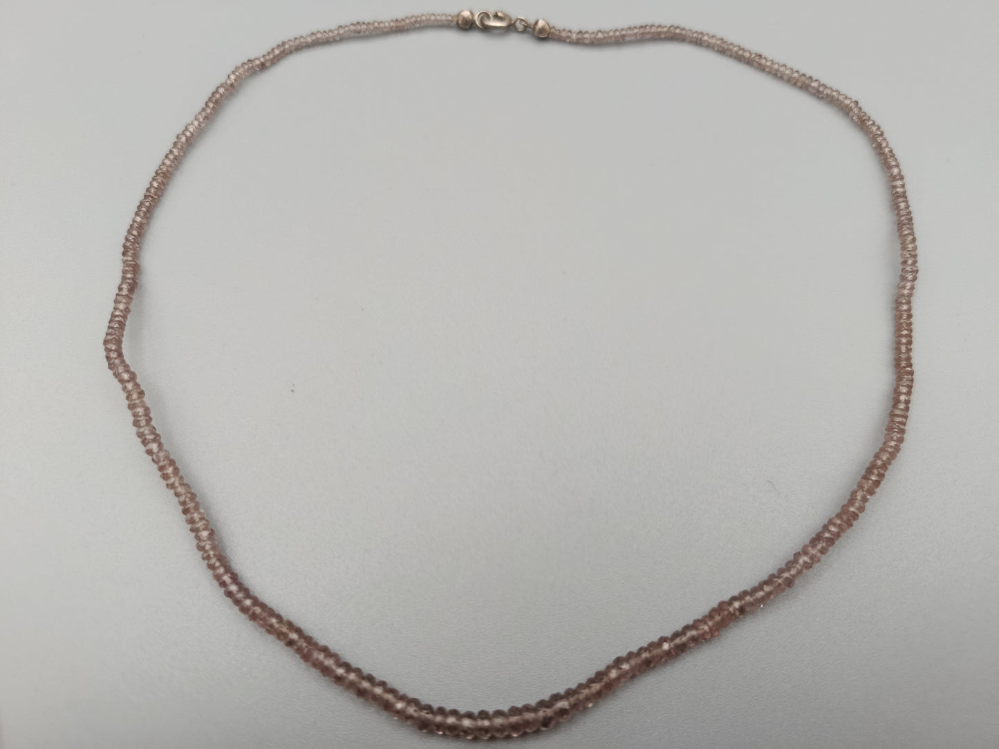 Elegante Damen Kette mit feinen lila Edelsteinperlen