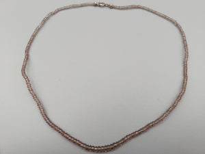 Elegante Damen Kette mit feinen lila Edelsteinperlen