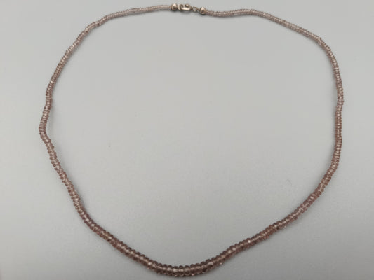 Elegante Damen Kette mit feinen lila Edelsteinperlen