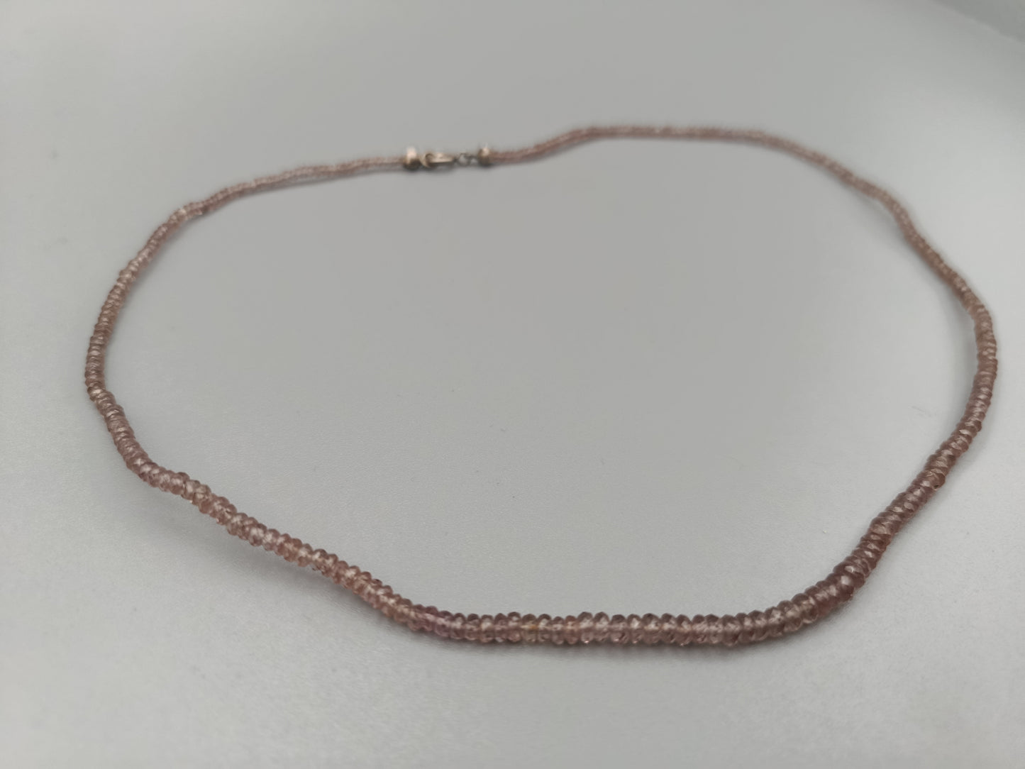 Elegante Damen Kette mit feinen lila Edelsteinperlen
