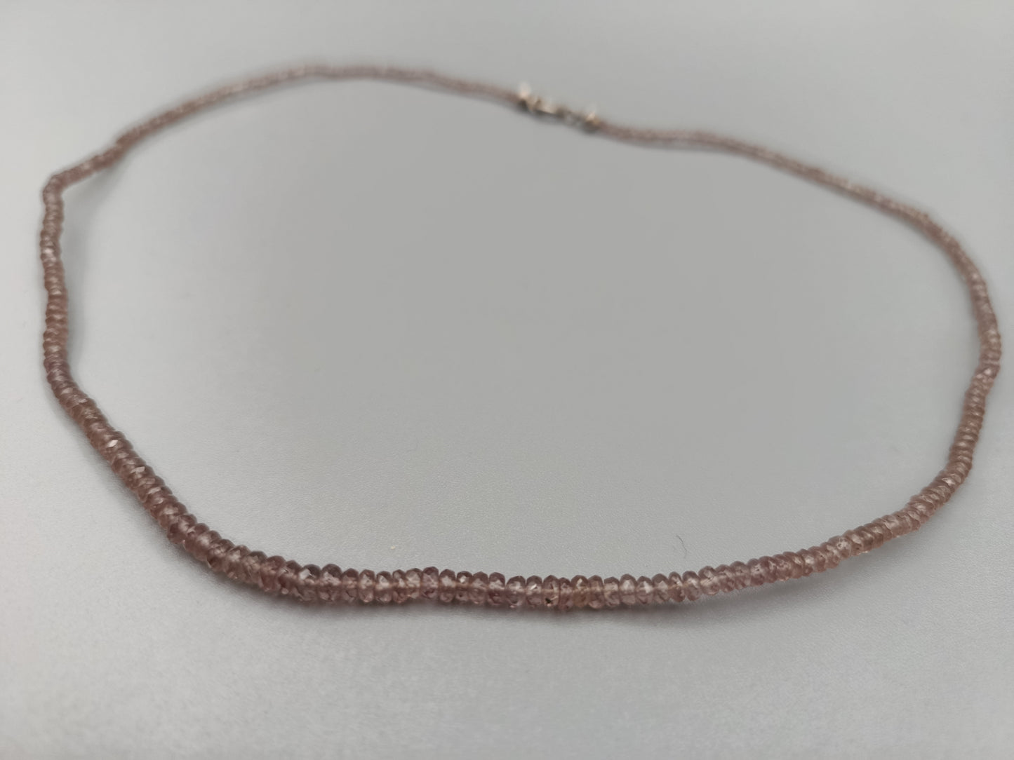 Elegante Damen Kette mit feinen lila Edelsteinperlen