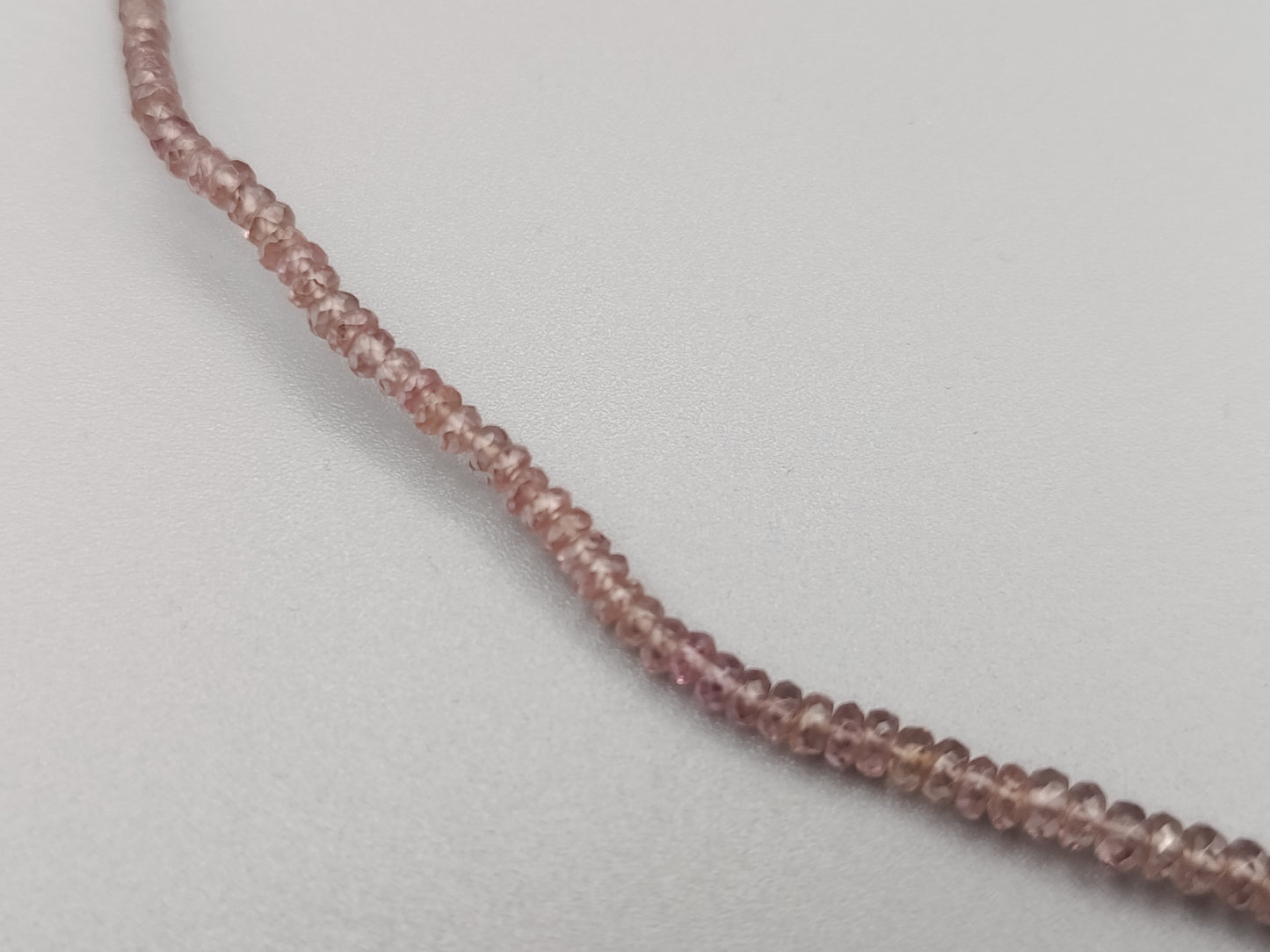 Elegante Damen Kette mit feinen lila Edelsteinperlen