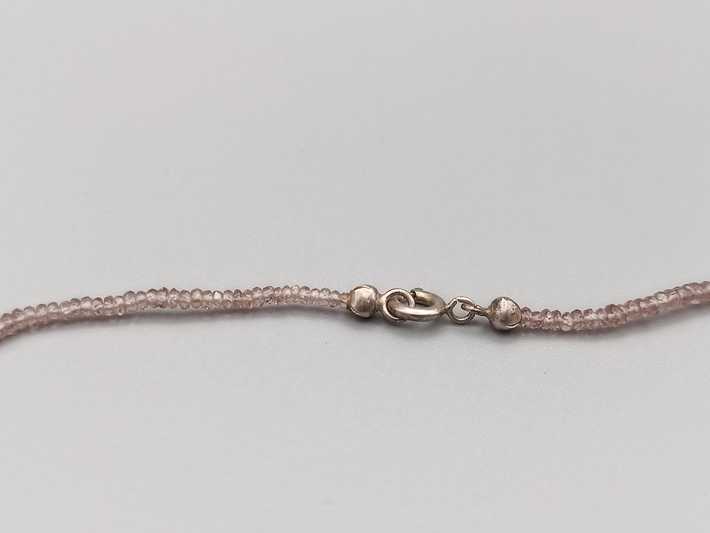 Elegante Damen Kette mit feinen lila Edelsteinperlen