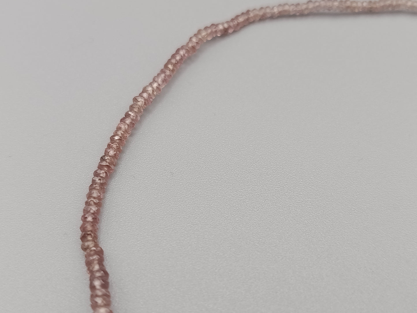 Elegante Damen Kette mit feinen lila Edelsteinperlen