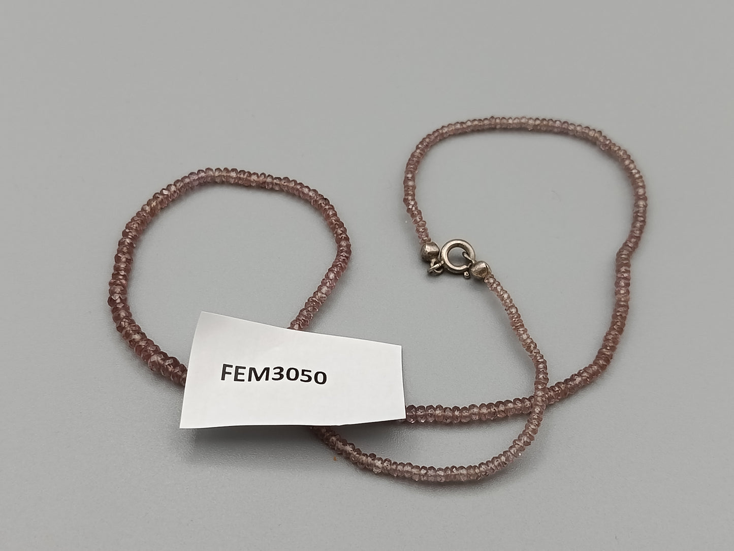 Elegante Damen Kette mit feinen lila Edelsteinperlen