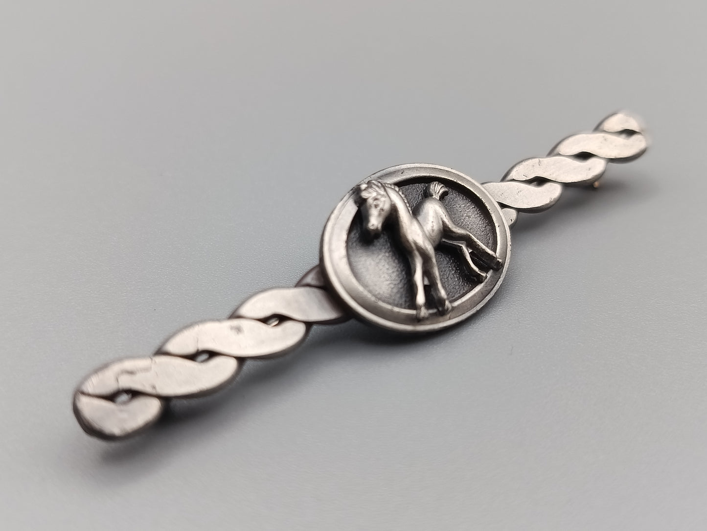 Silberfarbene Vintage Brosche mit Fohlen-Motiv