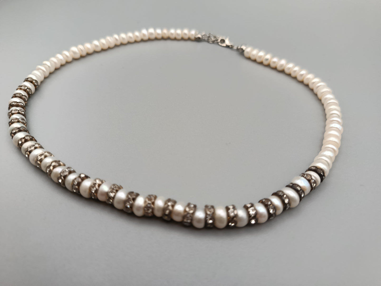 Elegante Damen Perlen Kette mit funkelnden Strass