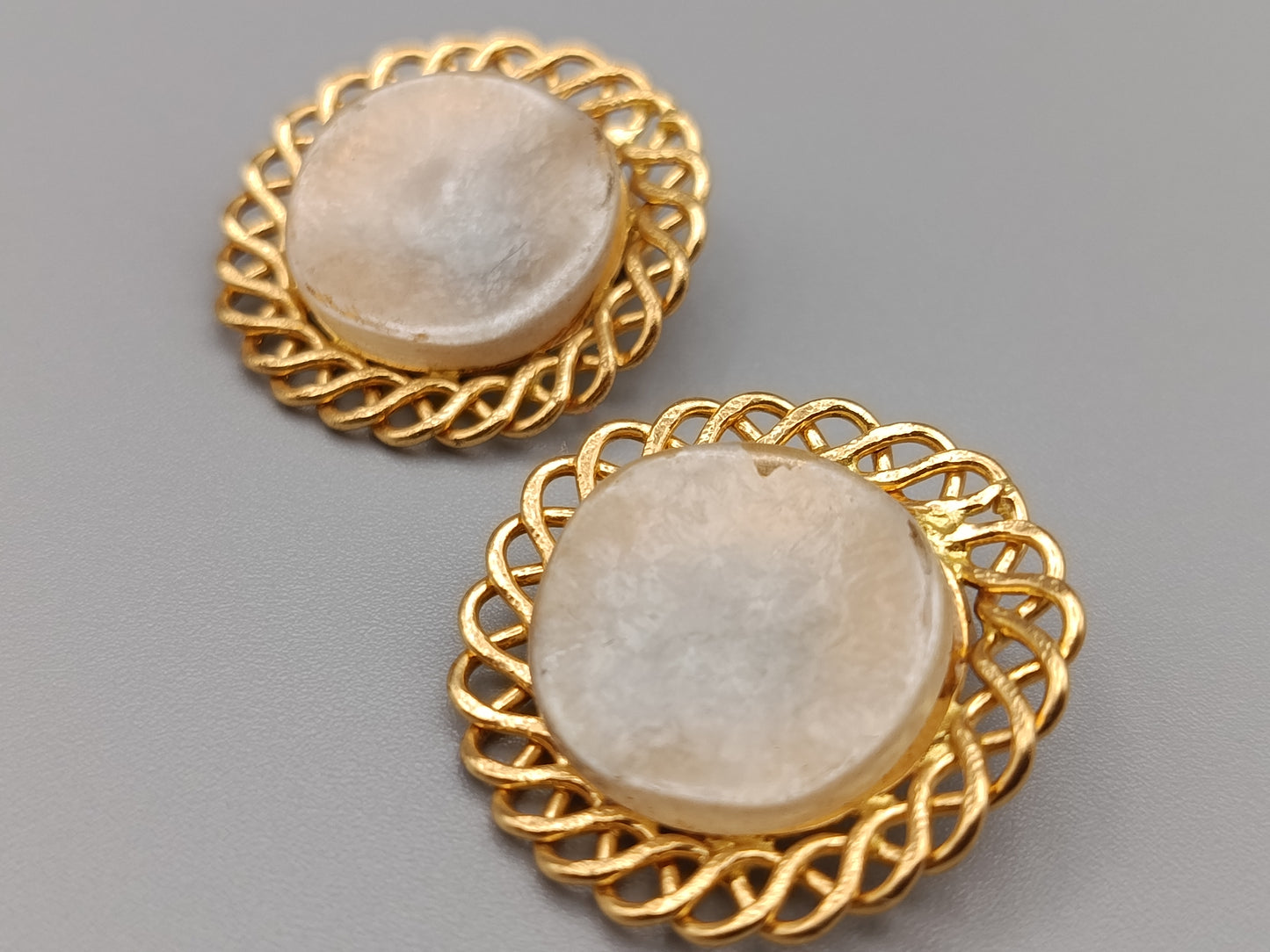 Elegante Goldfarbene Damen Ohrclips mit rundem Stein