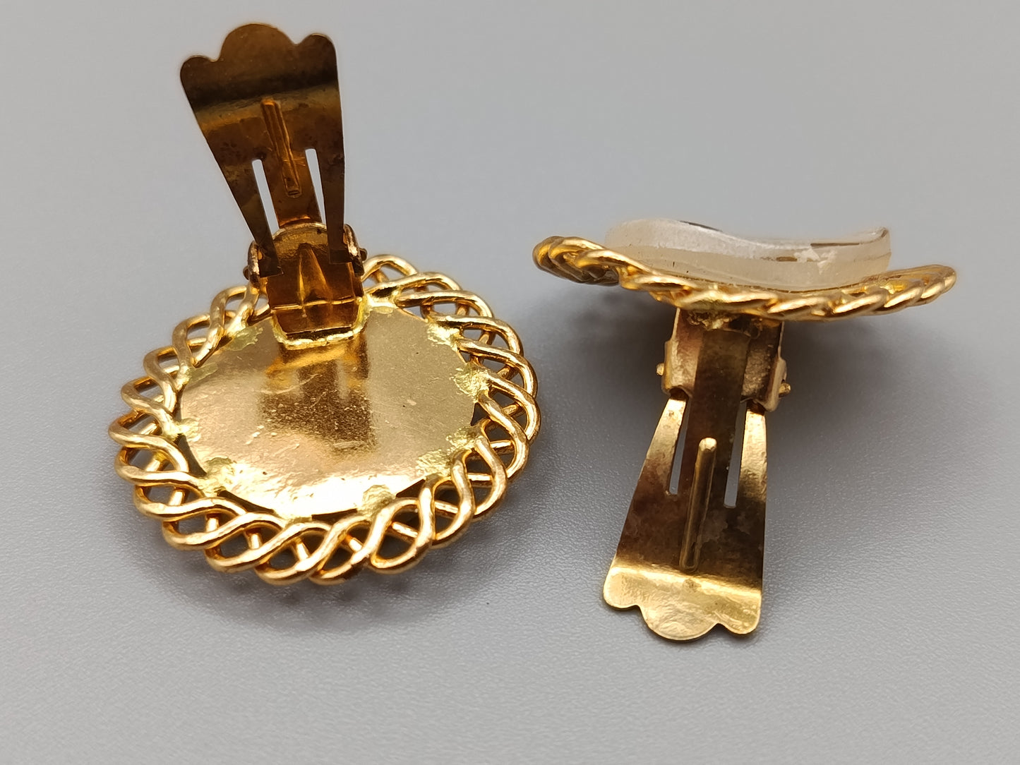 Elegante Goldfarbene Damen Ohrclips mit rundem Stein