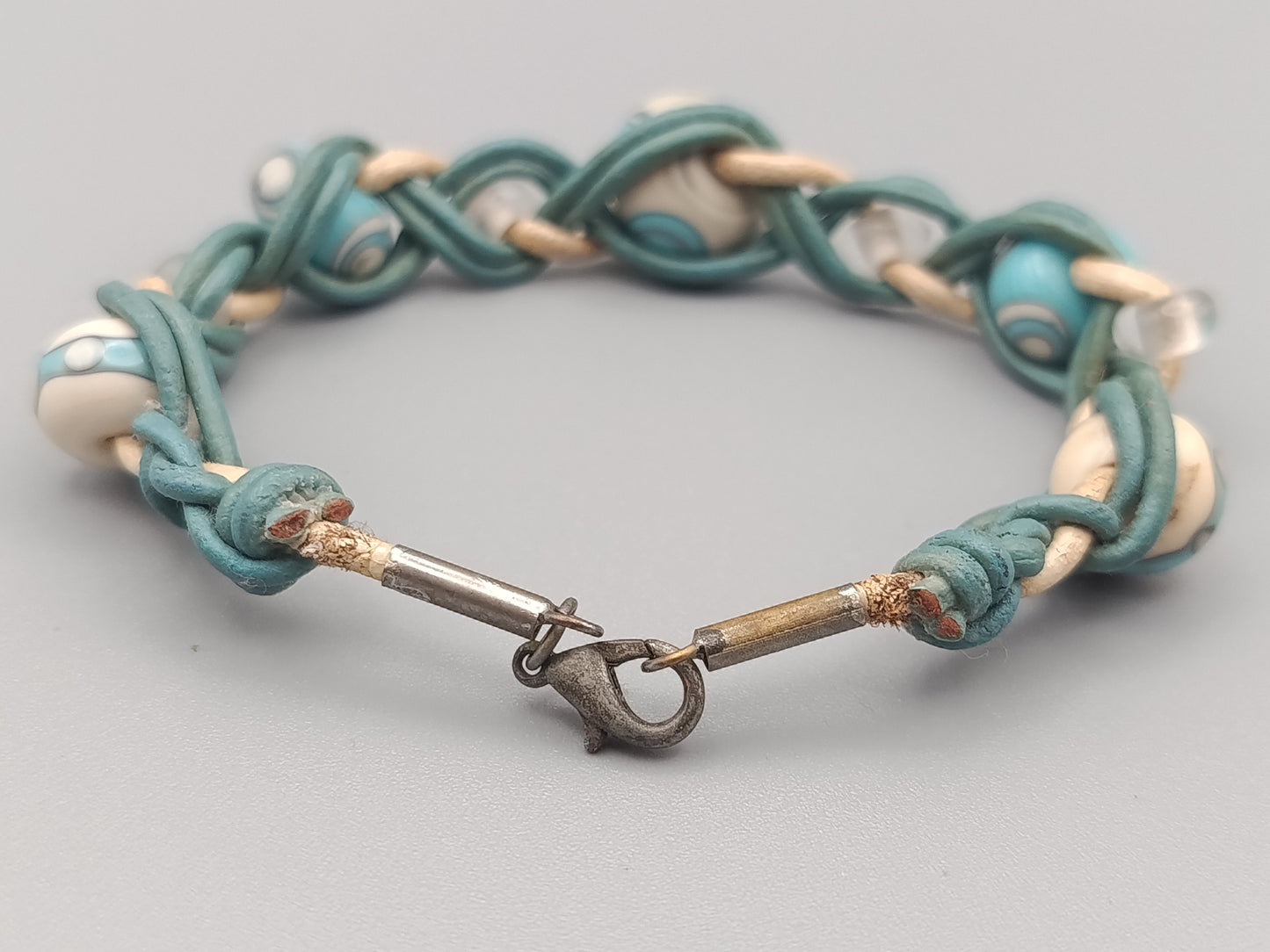 Modisches Damen Armband mit Keramikperlen