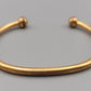 Klassischer goldfarbener Armreif mit Kugelenden