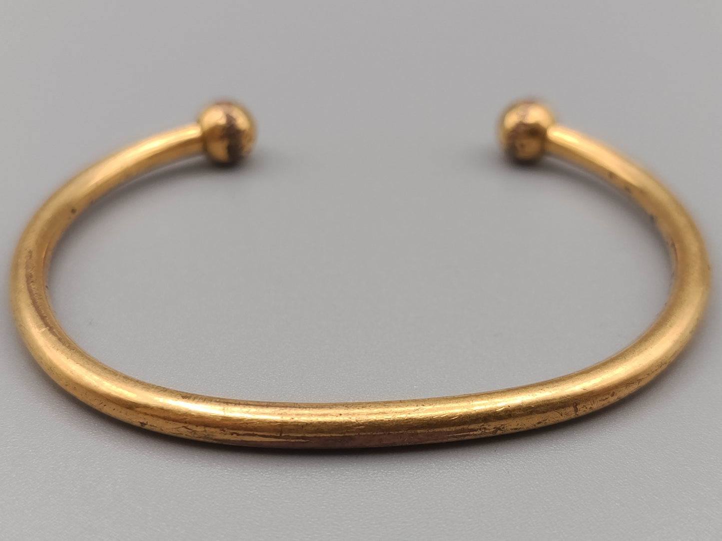 Klassischer goldfarbener Armreif mit Kugelenden